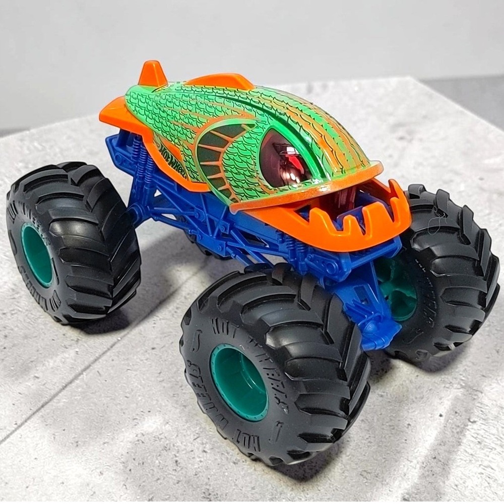 Hot Wheels Large Monster Truck Piran-Ahhh 1:24 Scale Green Orange Diecast 2021